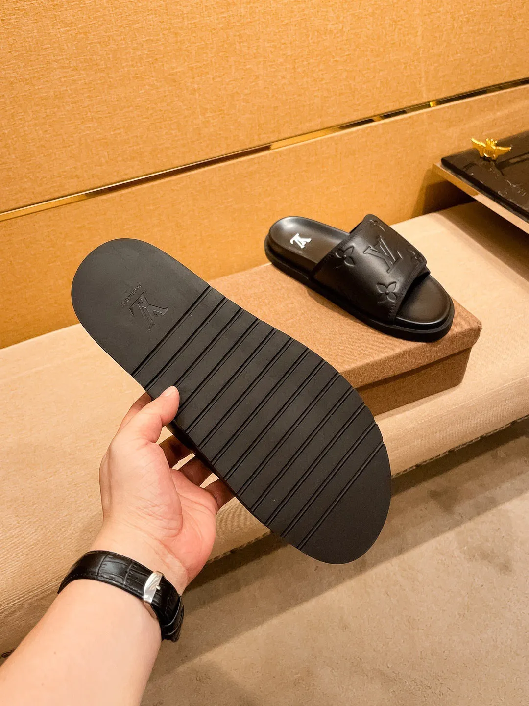 Men's men's shoes 💰 320💰 New model on the market 🔥[LV🔥 Louis Vuitton slippers] High-end 1:1 mold customization, original upgraded version of the outsole, lighter and non-slip. The market's top quality, fashionable and trendy, versatile and popular, simple yet tasteful, a must-have for fashionistas, exuding a fashionable and casual atmosphere, fashion is at your feet, full of confidence, the same style at the counter 👍The season of spring and summer slippers is here, super beautiful to wear, 38-44 2⃣️colors available🔥